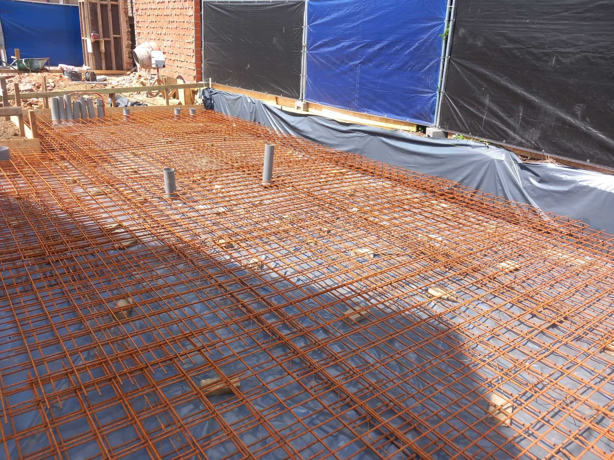 Stalen wapening voor betonvloer geplaatst op bouwplaats voor fundering